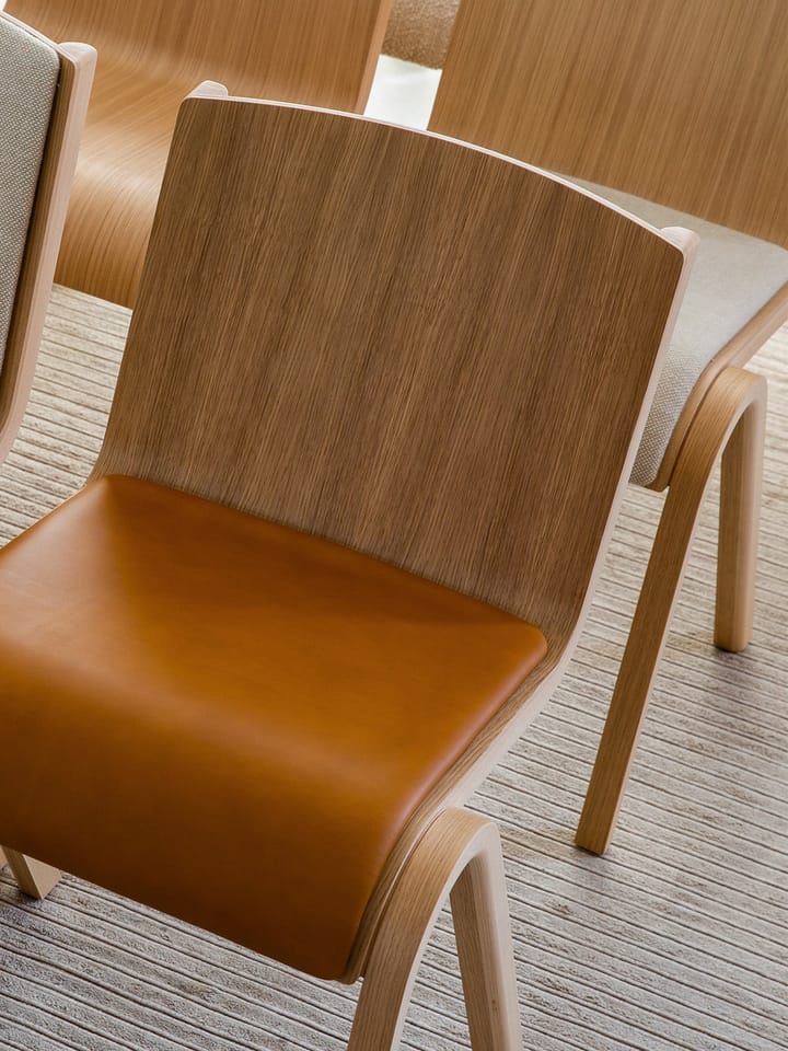 Chaise Ready assise rembourrée, Red oak-Logan Jasmine Audo Copenhagen