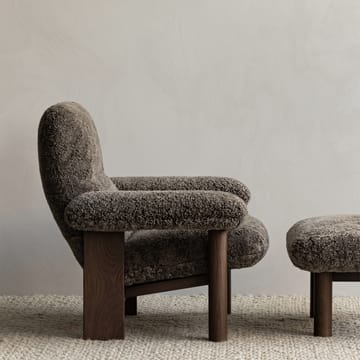 Fauteuil Brasilia - peau de mouton root marron, structure en chêne lasuré foncé - Audo Copenhagen