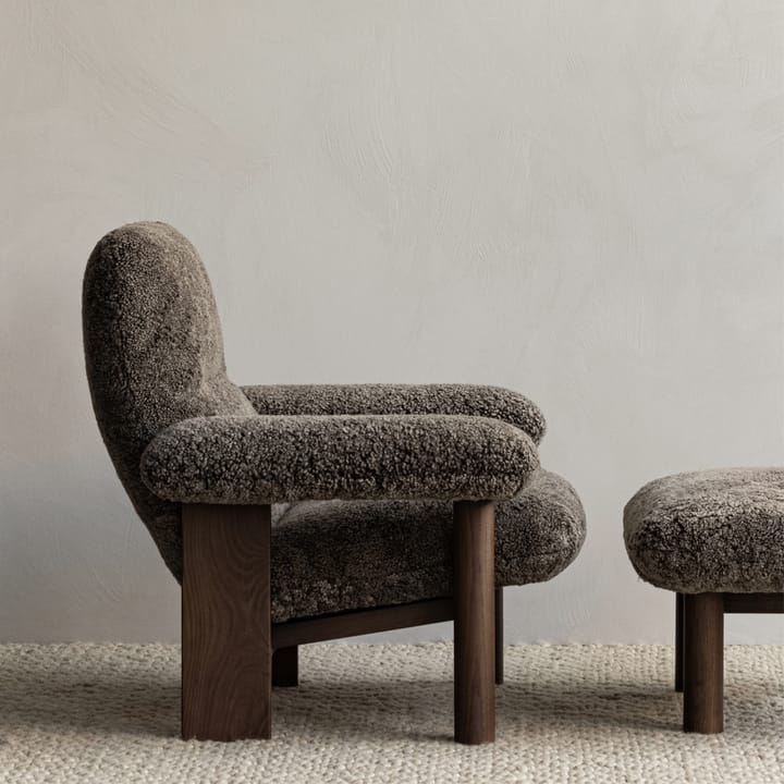 Fauteuil Brasilia, peau de mouton root marron, structure en chêne lasuré foncé Audo Copenhagen