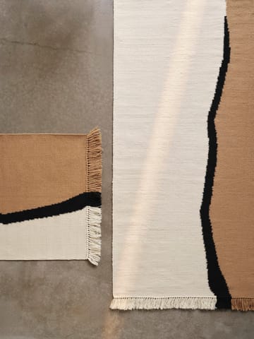 Tapis de couloir Soil Kelim - Dark sand-off white, 70x180 cm - ferm LIVING