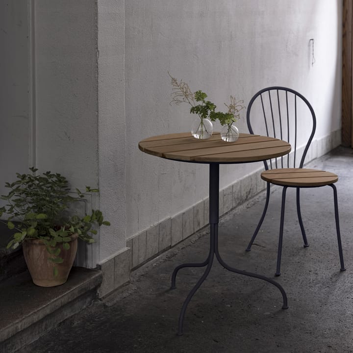 Table Akleja Ø65cm, Teck - structure en gris foncé Grythyttan Stålmöbler