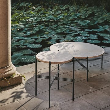 Table d'appoint TS Outdoor - Natural white, support noir, travertin - GUBI