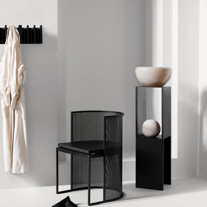 Porte-manteau Column, oak black lacquered Kristina Dam Studio