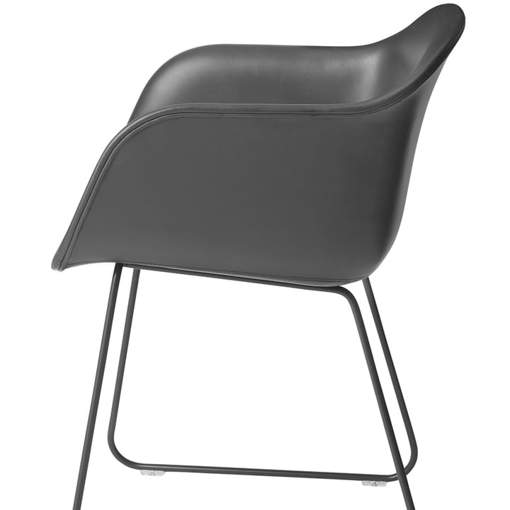 Chaise avec accoudoirs Fiber sled base, Refine cuir noir-noir Muuto