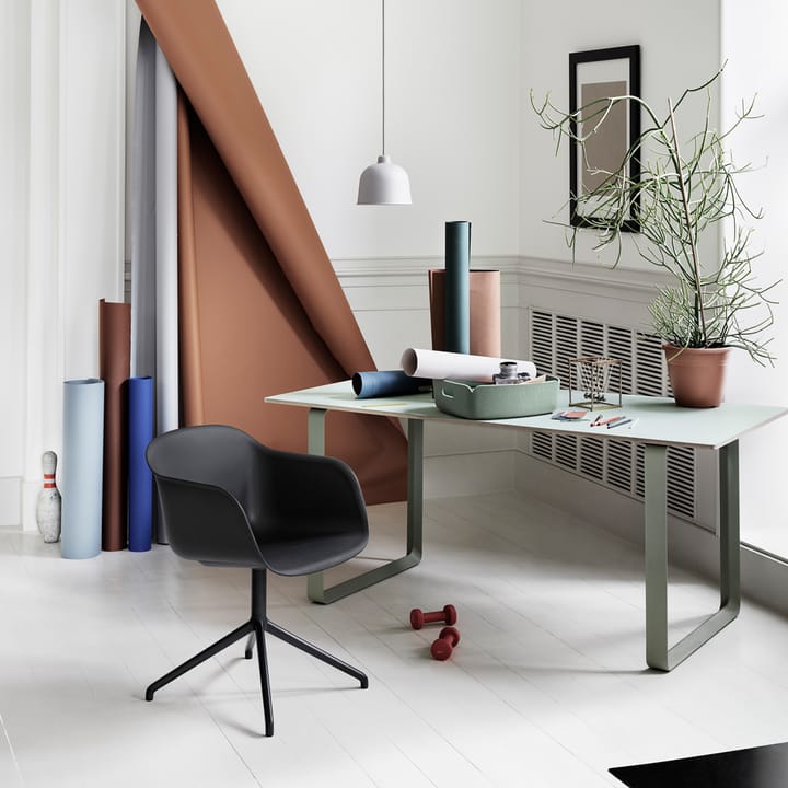 Fiber armchair chaise de bureau avec base pivotante , dusty green, structure verte Muuto