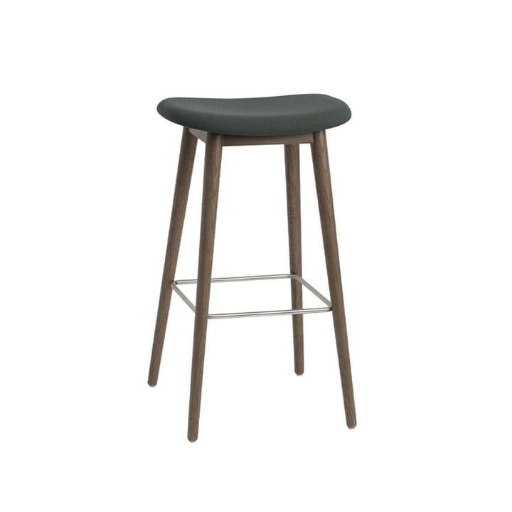 Tabouret Fiber Bar Stool 75 cm - tissu twill weave 990 dark green, pieds en chêne lasuré marron - Muuto