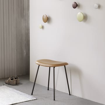 Tabouret Fiber - black, pieds en bois - Muuto