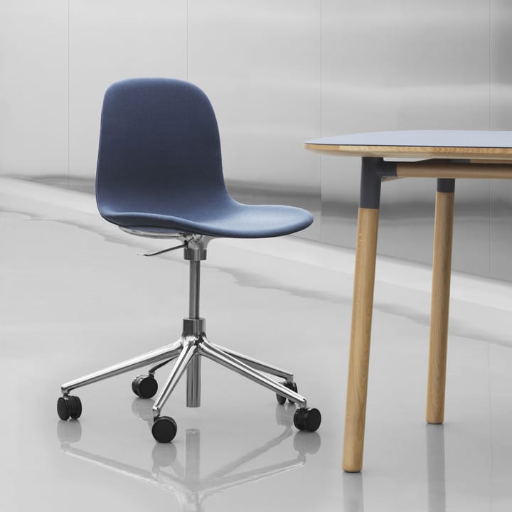 Chaise de bureau Form avec base pivotante, fauteuil de bureau 5W, bleu, aluminium noir, roulettes Normann Copenhagen