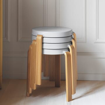 Tabouret Tap - black, pieds en noyer - Normann Copenhagen