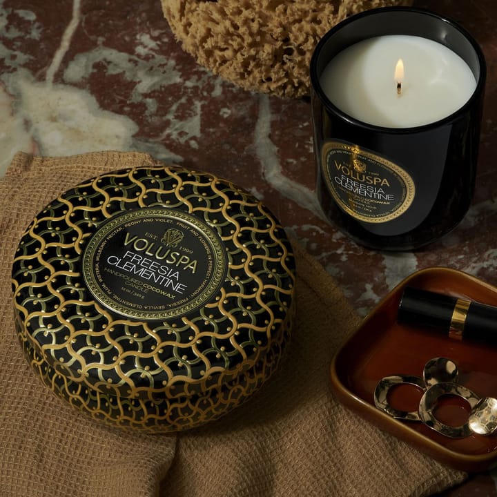 Bougie parfumée Maison Noir 3-wick Tin 40 heures, Freesia Clementine Voluspa