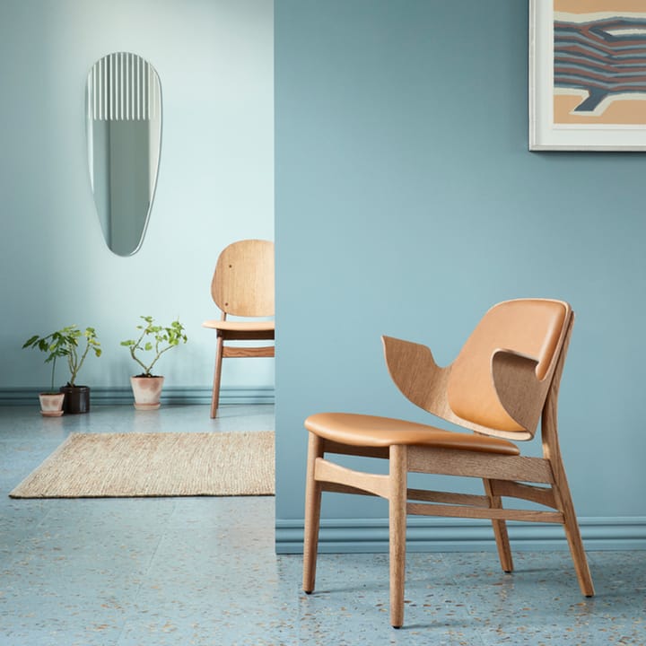 Chaise lounge Gesture, cuir vegetal 90 nature, structure en chêne huilé blanc, assise de couleur café au lait
​ Warm Nordic