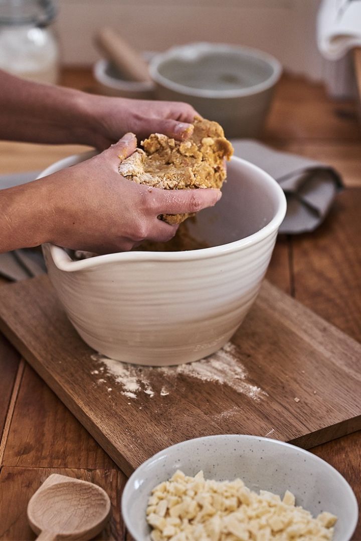 Une astuce pour se mettre dans l'ambiance de Noël est de faire de la pâtisserie de l'Avent - comme ici où l'on pétrit la pâte d'un gâteau au safran.