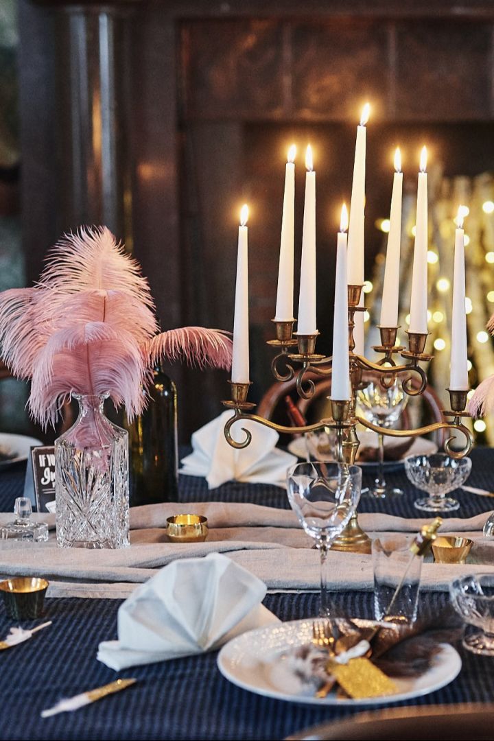 Idées pour votre fête de la Saint-Sylvestre : placez un point d'attraction au centre de la table, par exemple sous la forme d'un bougeoir ou d'un vase.