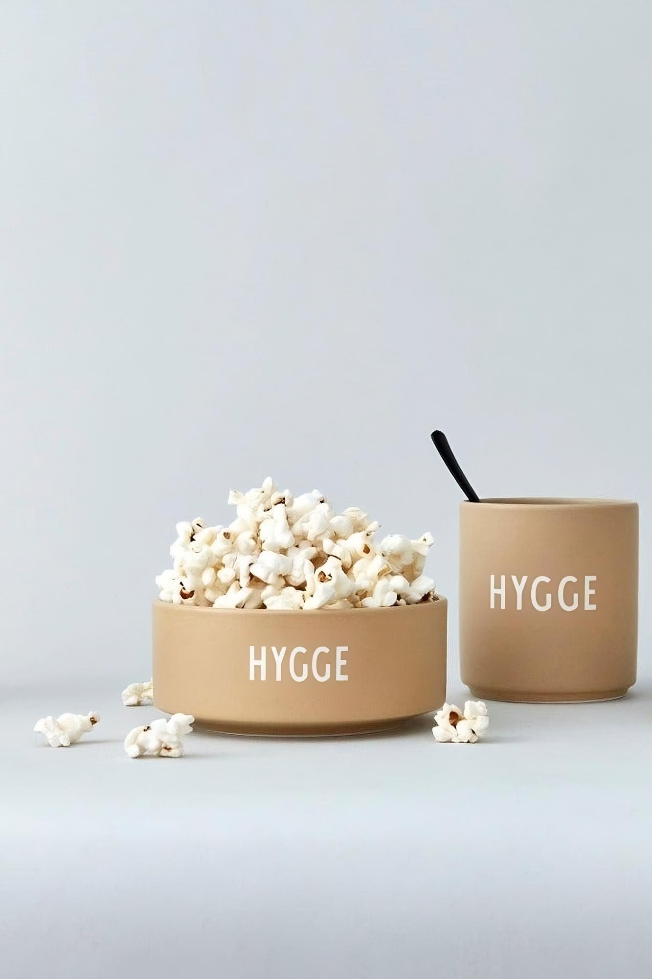 L'automne scandinave peut être très inconfortable - prévoyez donc une soirée cinéma, à laquelle il ne faut bien sûr pas manquer le pop-corn, que vous voyez ici dans le bol Hygge beige de Design Letters.