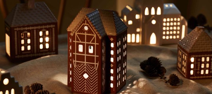 Créer une ambiance de Noël n'est pas si difficile - placez par exemple la lanterne Gingerbread de Kähler sur le rebord de la fenêtre et l'atmosphère chaleureuse de Noël viendra d'elle-même.