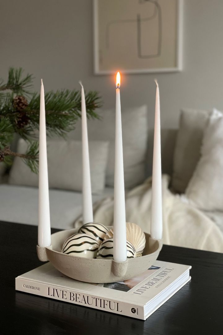 Comment décorer avec des décorations de Noël scandinaves traditionnelles - Le bougeoir Bowl advent en beige de Scandi Living est un bougeoir élégant qui est aussi joli sur le buffet que sur la table à manger.  Vu ici chez @myjapandihome.