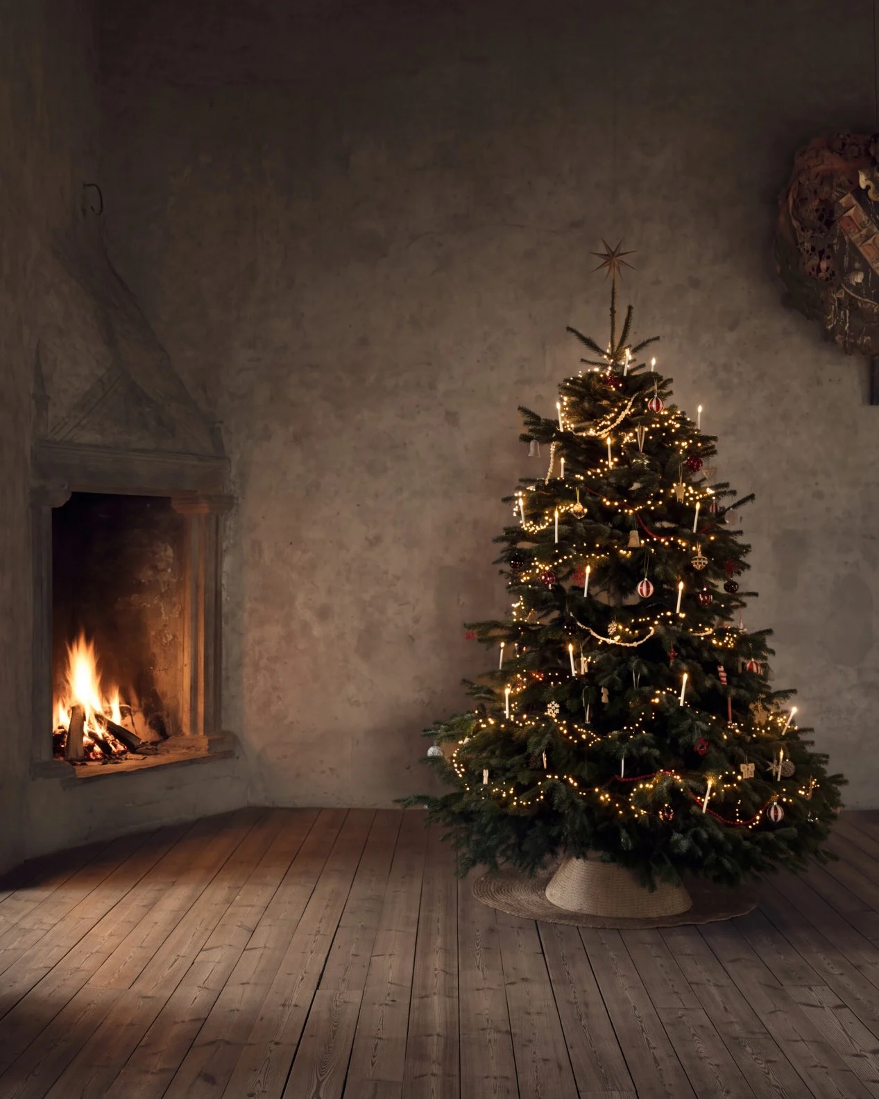 Sapin de Noël avec lumières et bougies à côté d'une cheminée allumée dans une pièce rustique.