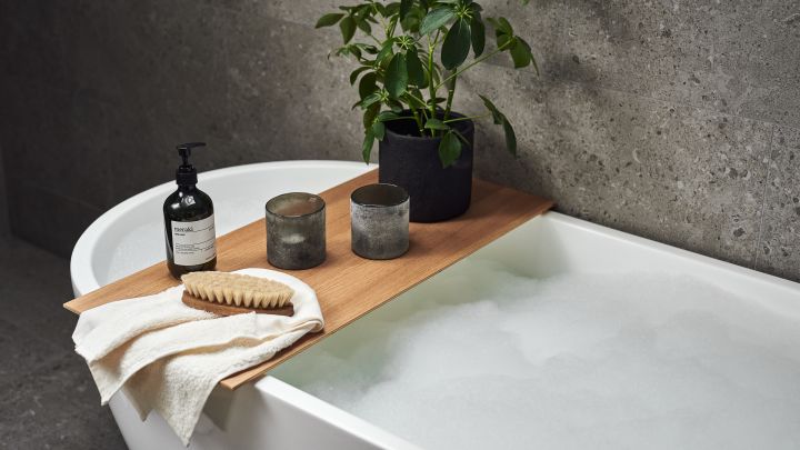 Des idées de décoration de spa pour des moments de détente dans votre salle de bain, y compris de nombreuses bougies comme celles de Tell Me More et des savons et lotions parfumés de Meraki pour vous aider à vous détendre.