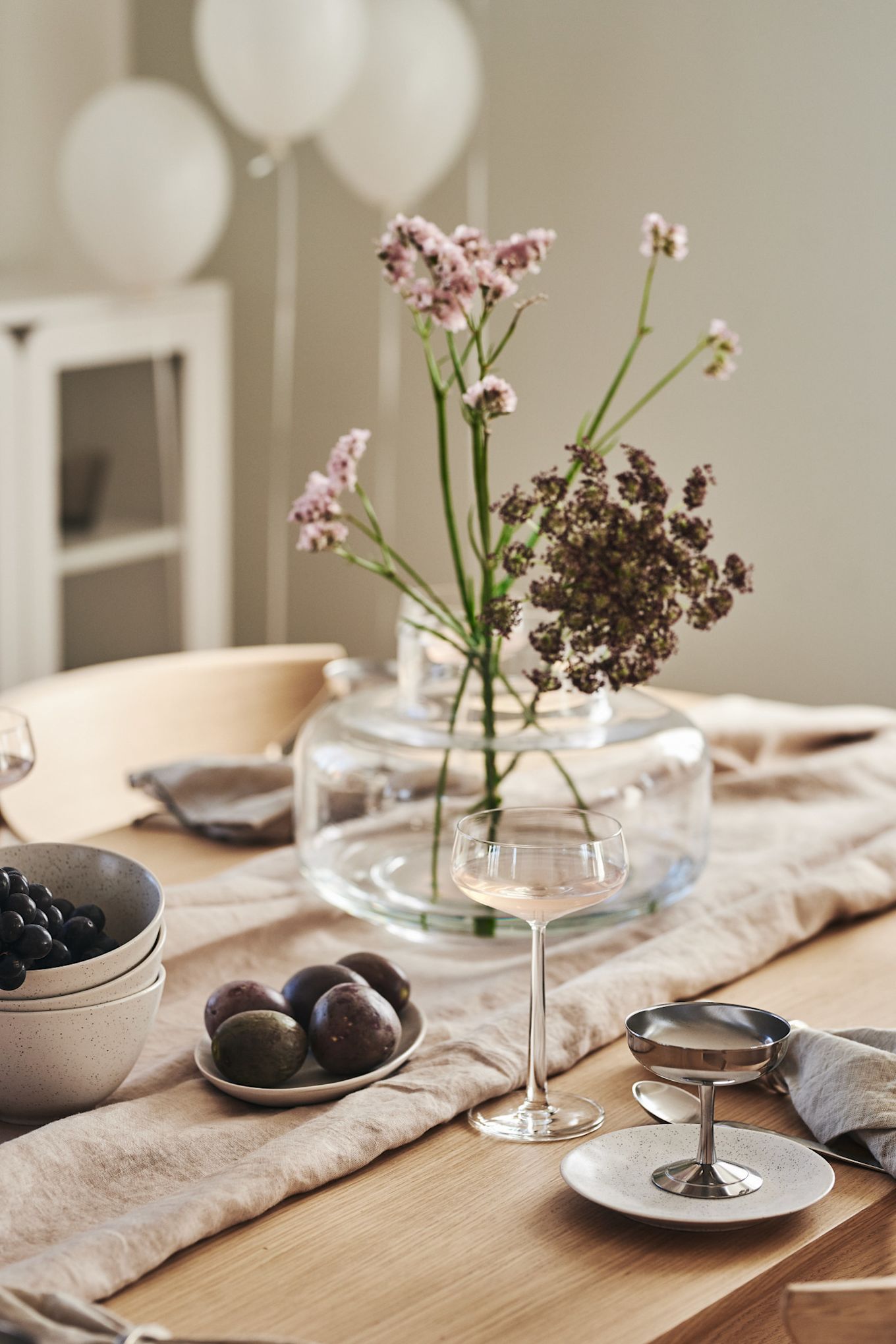 Un repas romantique à la maison va de pair avec une décoration de table appropriée. Ici, vous pouvez voir une table simple avec des verres de la collection Essence de Iittala et un vase avec des fleurs.