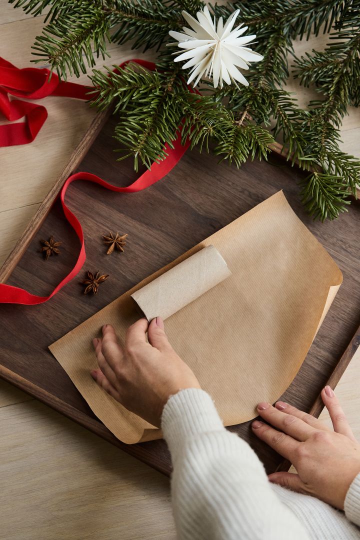 Première étape de la fabrication de votre propre biscuit de Noël : Découpez votre papier en un rectangle d'environ 30 x 20 cm.