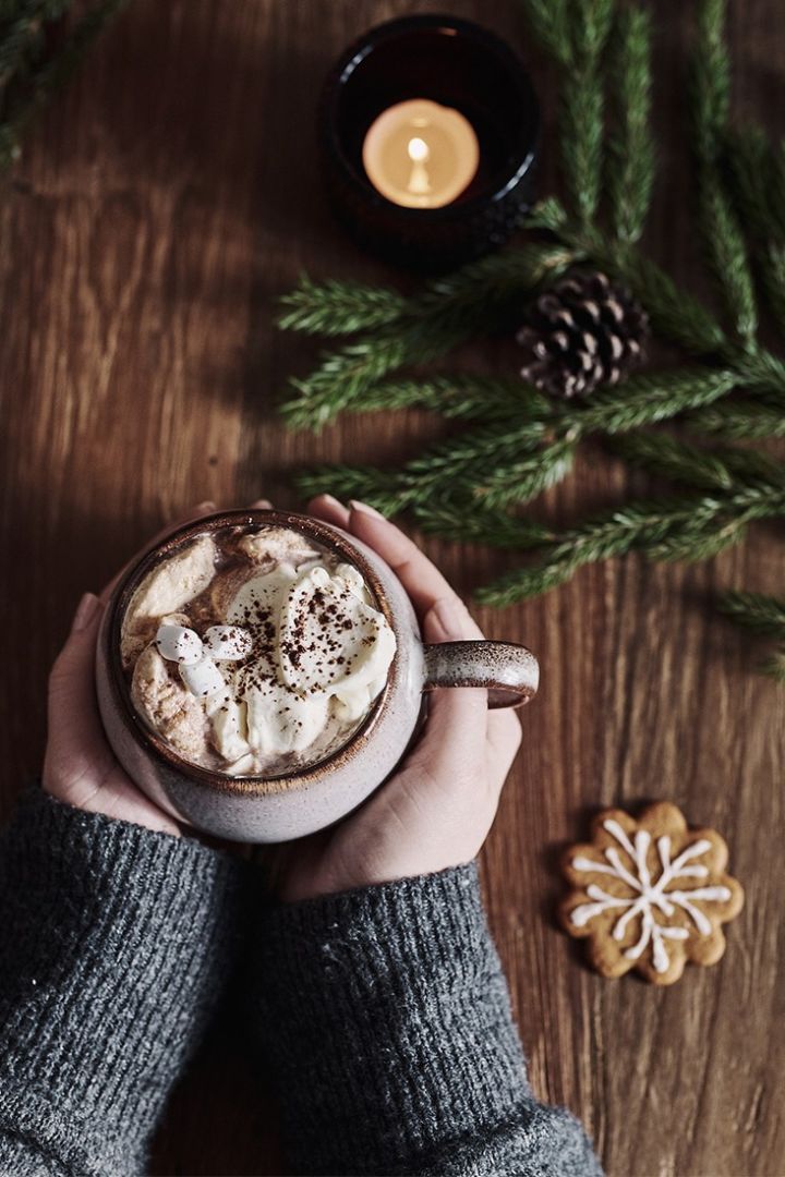 Tasse ronde de Bloomingville remplie de chocolat chaud.