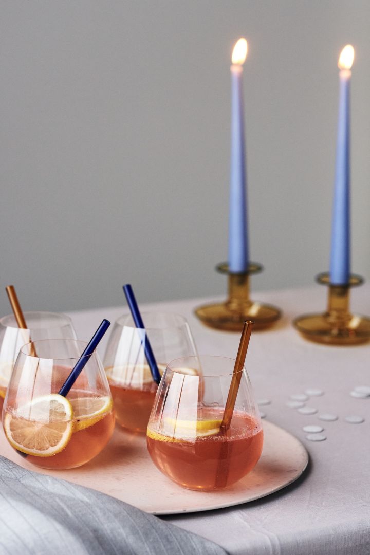 4 recettes de cocktails festifs pour le nouvel an - Verre à vin Riedel O Pinot-Nebbiolo sur plateau de service Aida Raw avec pailles By On Boom.