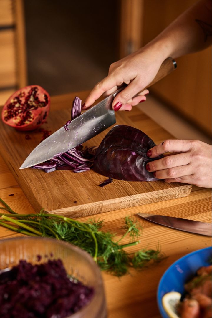 Un chou est tranché avec le couteau Norden Chefs en préparation d'une salade de Noël. 