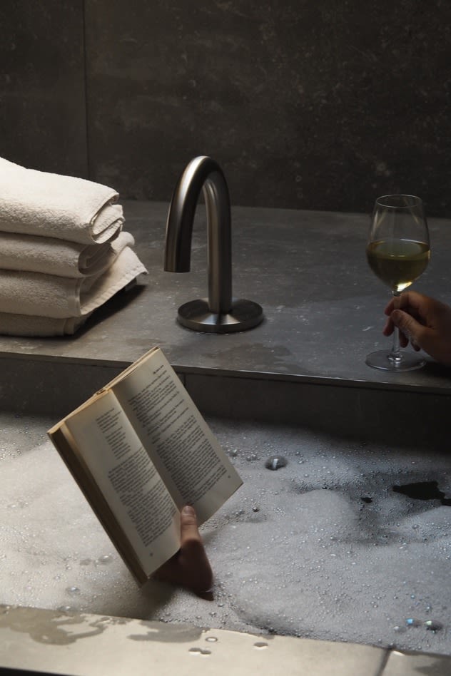 Se détendre dans la baignoire d'Audo House avec un verre de vin et un livre est un must pour tout amateur de design. 