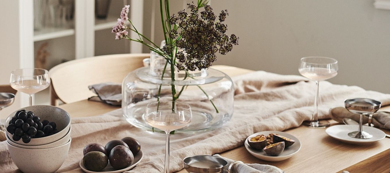 Une table romantique composée d'assiettes et de bols de By On et d'élégantes coupes de champagne de Blomus.