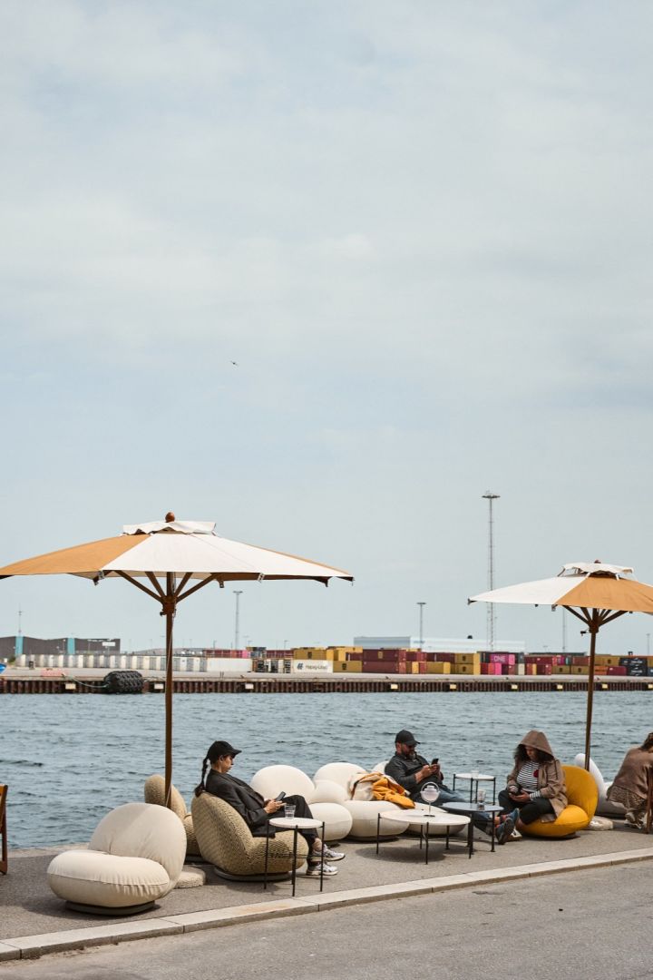 Chaises Pacha de GUBI sur le quai pendant les 3 jours de design à Copenhague. Ne manquez pas d'ajouter cette étape à votre guide de la ville de Copenhague pour les amateurs de design. 