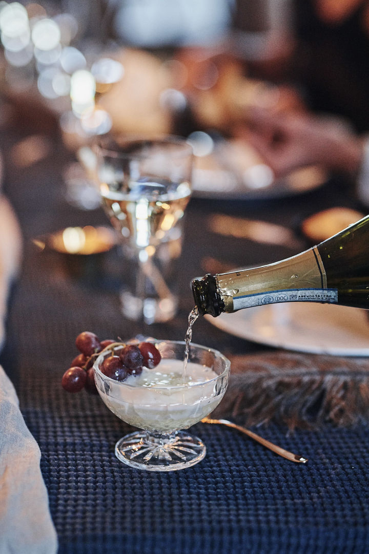 Idées pour votre fête de la Saint-Sylvestre : servez un dessert festif, par exemple un sorbet au champagne dans une coupe à dessert Harvey d'Aida.