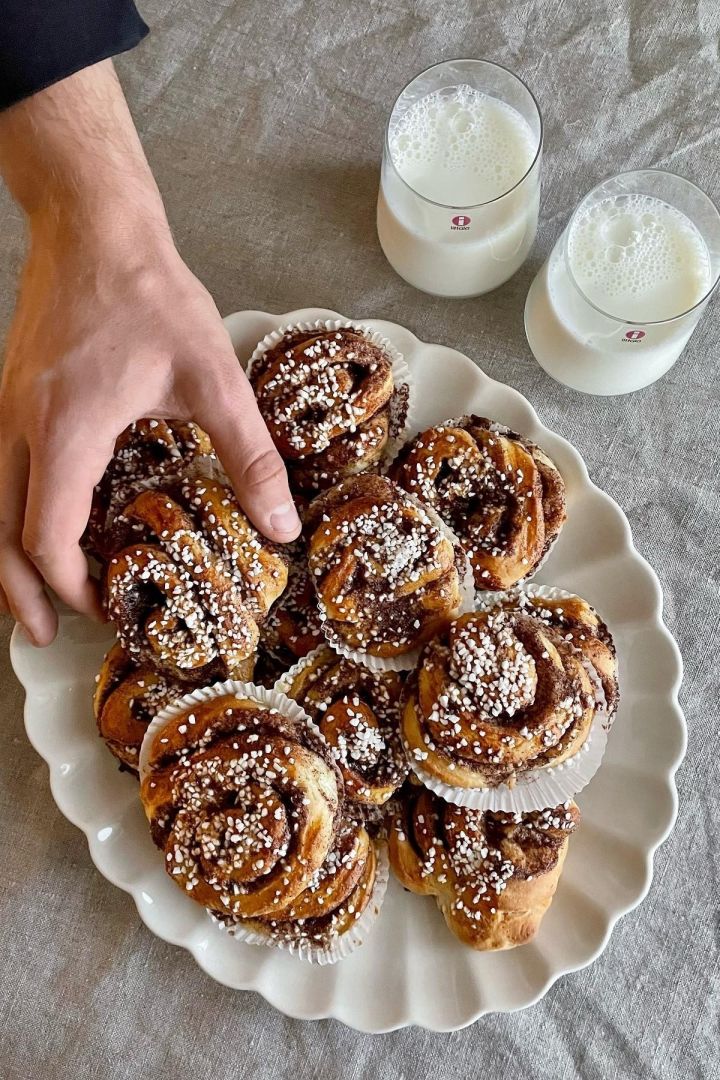 La préparation de brioches à la cannelle doit absolument figurer sur votre liste de choses à faire pour l'automne. Servez-les ensuite de préférence encore chauds sur une assiette Oyster blanche de Mateus et combinez-les avec du lait des verres à eau Essence de Iittala, ici sur une photo de @12delar.