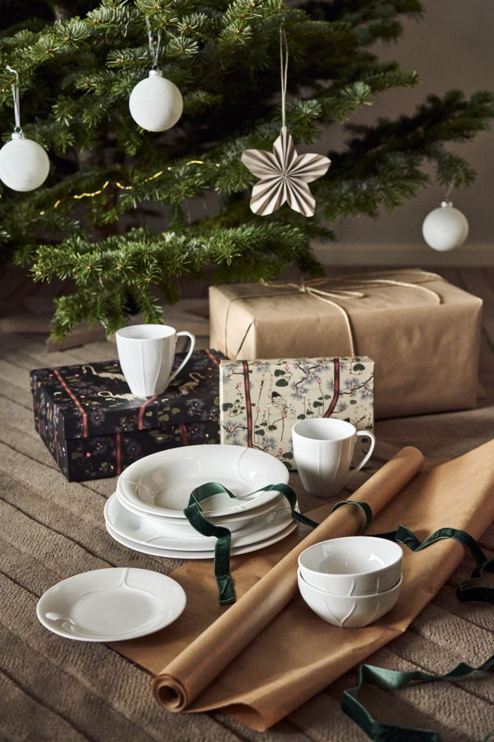 Ce Noël, offrez des favoris du design scandinave. Vous voyez ici un set cadeau de Noël qui contient la vaisselle Rörstrand Pli Blanc. 