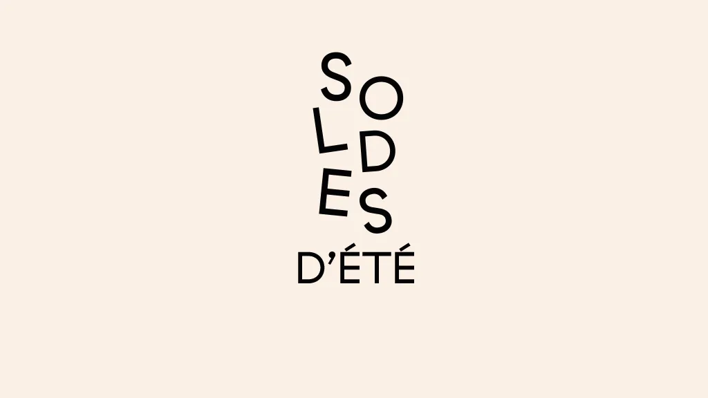 Texte "SOLDES D'ÉTÉ" en noir sur fond beige clair.