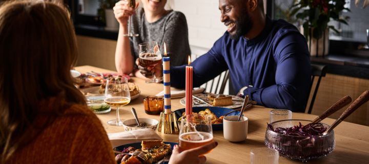 Célébrez un Noël nordique avec vos amis autour de la table de Noël.  