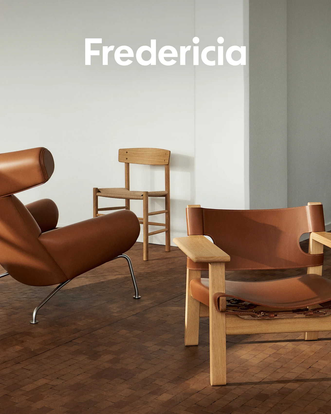 Logo Fredericia. Trois chaises design: fauteuil lounge en cuir brun, chaise en bois tressé, fauteuil en bois clair avec cuir.