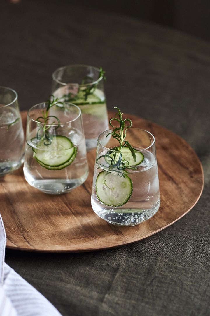 4 recettes de cocktails festifs pour le nouvel an - Verre à eau Iittala Essence sur assiette Muubs Teak.