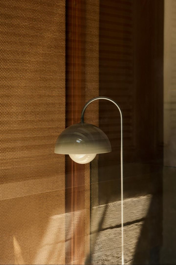 Rafraîchissez votre intérieur avec un éclairage moderne comme le lampadaire Vp12 en beige. 