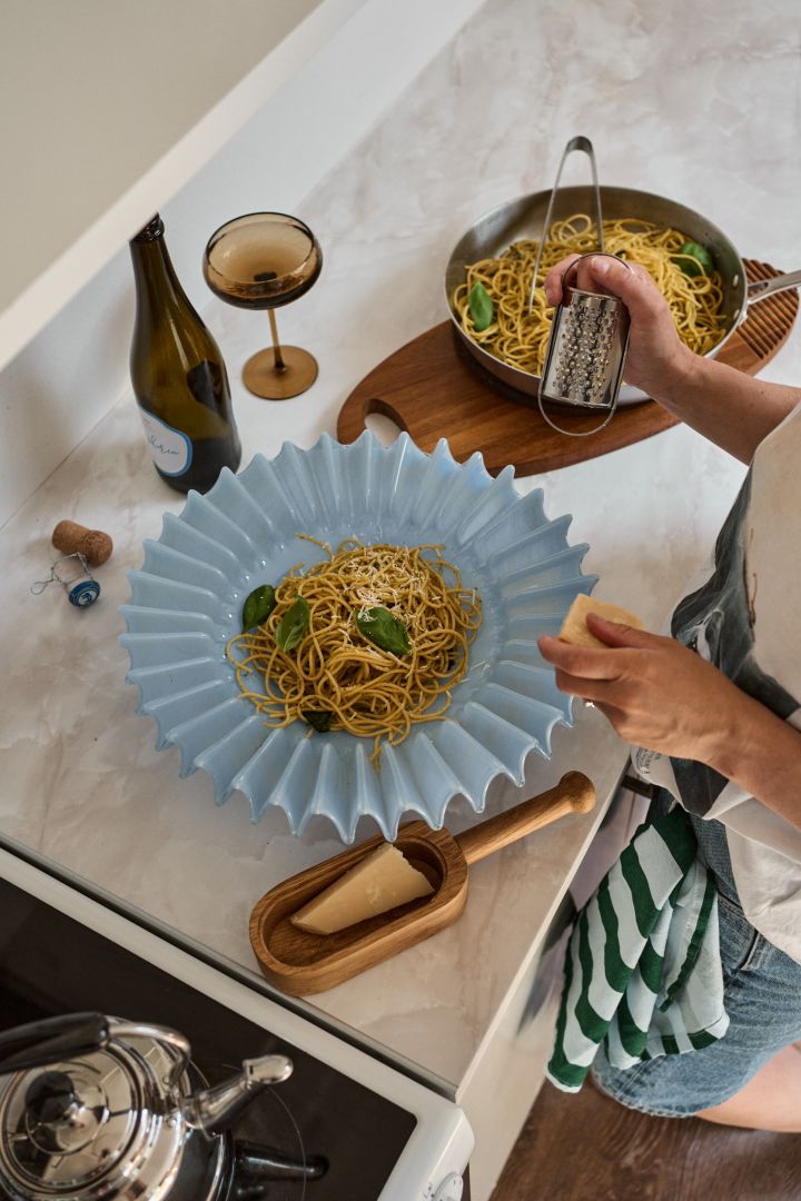 Le bol Lori en verre plissé bleu clair de Byon peut être utilisé à la fois comme décoration et pour servir des pâtes.