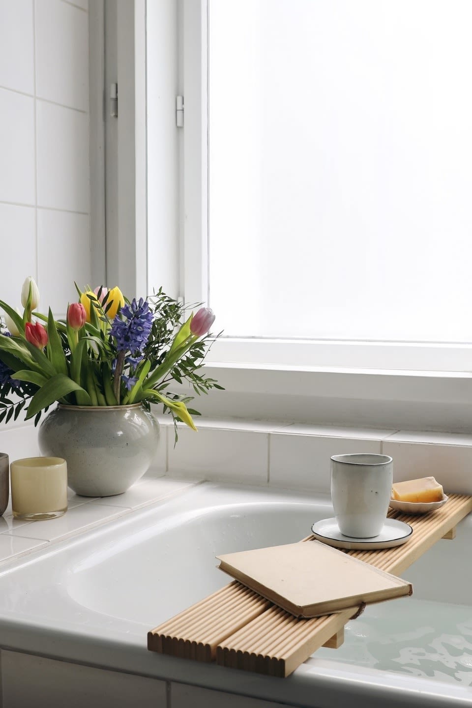 La Saint-Valentin à la maison : prenez un bain relaxant ensemble comme @sabinaaghova.