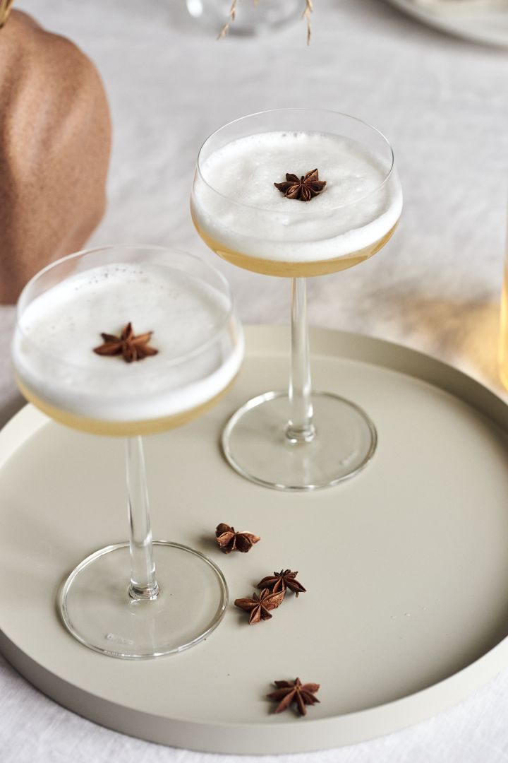 4 recettes de cocktails festifs pour le nouvel an - verres à cocktail Iittala Essence sur un plateau de Cooee Design.