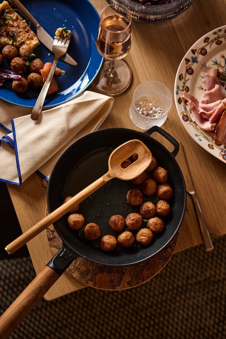 Boulettes de viande dans une poêle en fonte de Fiskars, un élément traditionnel des fêtes de Noël nordiques. 