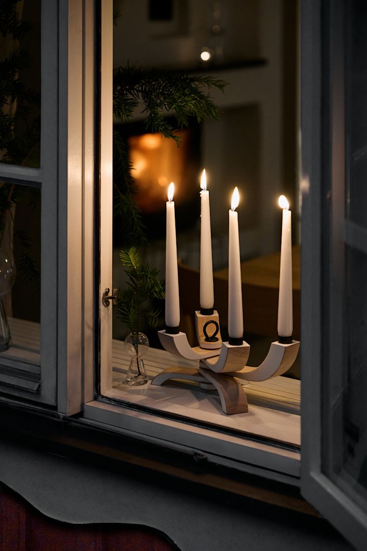 Vous voyez ici un bougeoir typiquement scandinave, Nordic Light de Design House Stockholm, posé dans une fenêtre, un must pour les fêtes de Noël suédoises.