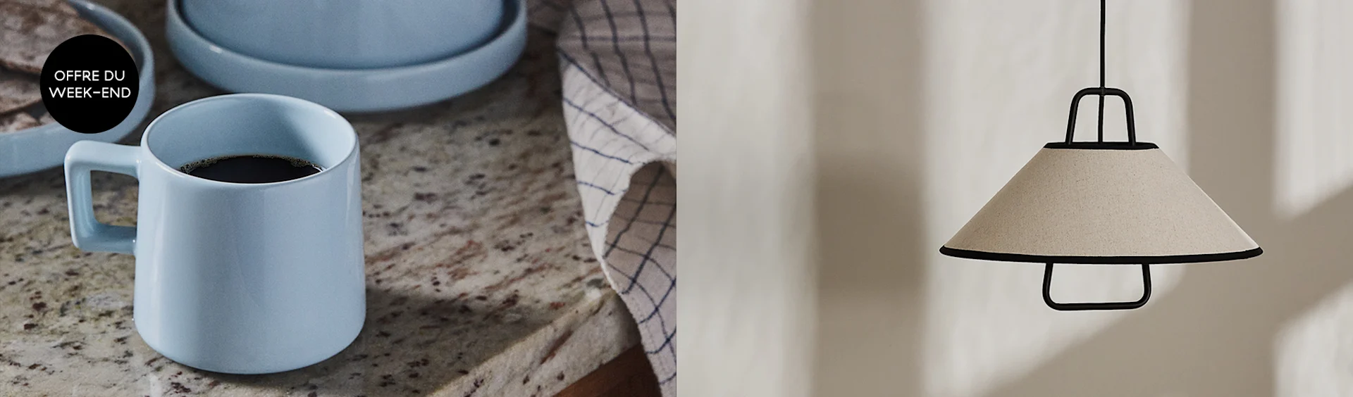 Tasse à café bleu clair sur un comptoir avec l'inscription "OFFRE DU WEEK-END", et une suspension à abat-jour beige et structure noire.