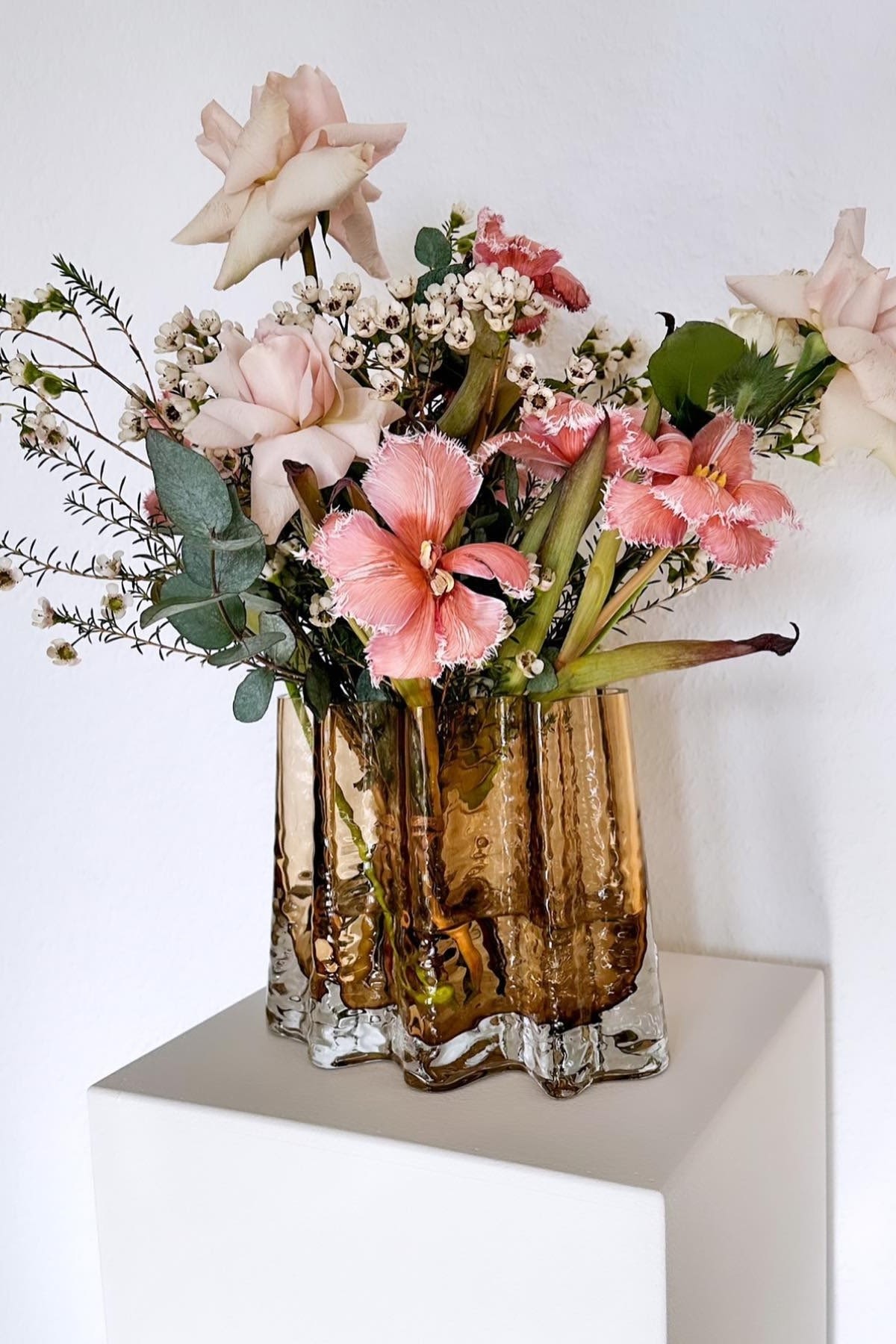 La Saint-Valentin à la maison : offrez des fleurs dans un joli vase comme le vase Gry Wide de Cooee Design, vu ici chez @interiorby_su.