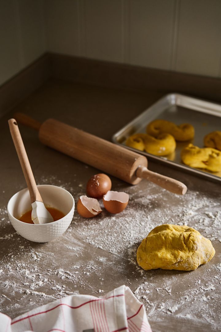 La pâtisserie est également un élément important du Noël suédois. Ici, vous voyez la mère de notre histoire de Noël suédoise préparer la pâte pour les Lussekatter à l'aide d'ustensiles de boulangerie de Nordwik.