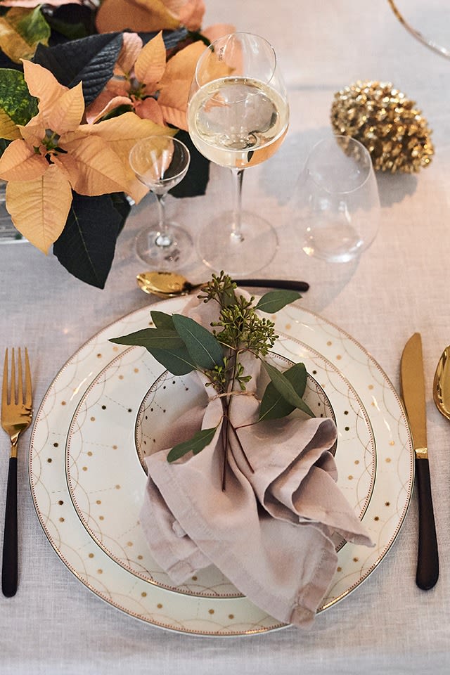 Table de Noël sobre et élégante en blanc avec la série Julemorgen de Wik & Walsøe.