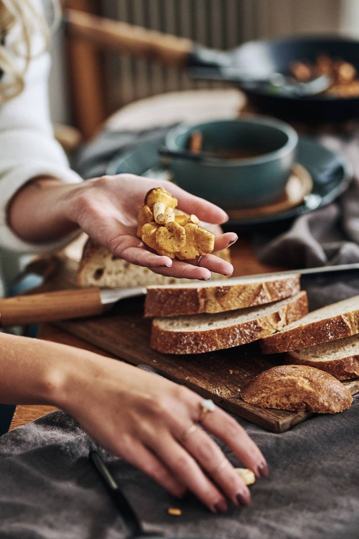 Un style de vie scandinave à essayer cet hiver - des champignons frais à faire frire et à mettre sur des toasts. 