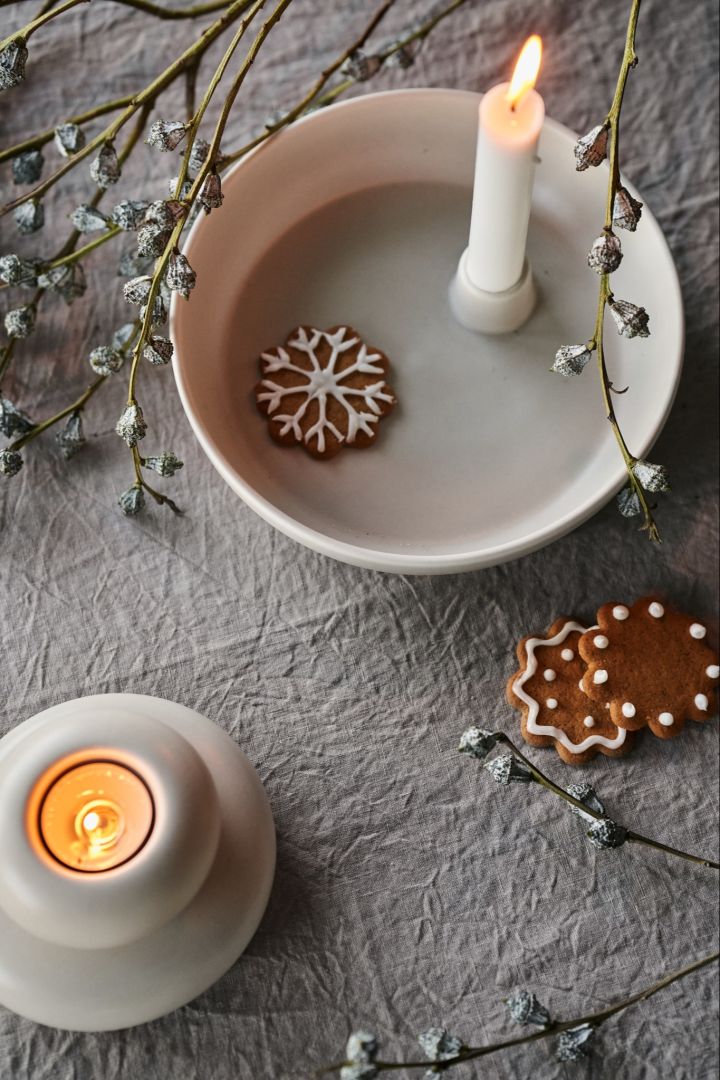 Vin chaud scandinave et autres gourmandises : Décorez la table aux couleurs de Noël avec le bougeoir Valley et le photophore Stone, tous deux de Scandi Living, et savourez vos délices faits maison !