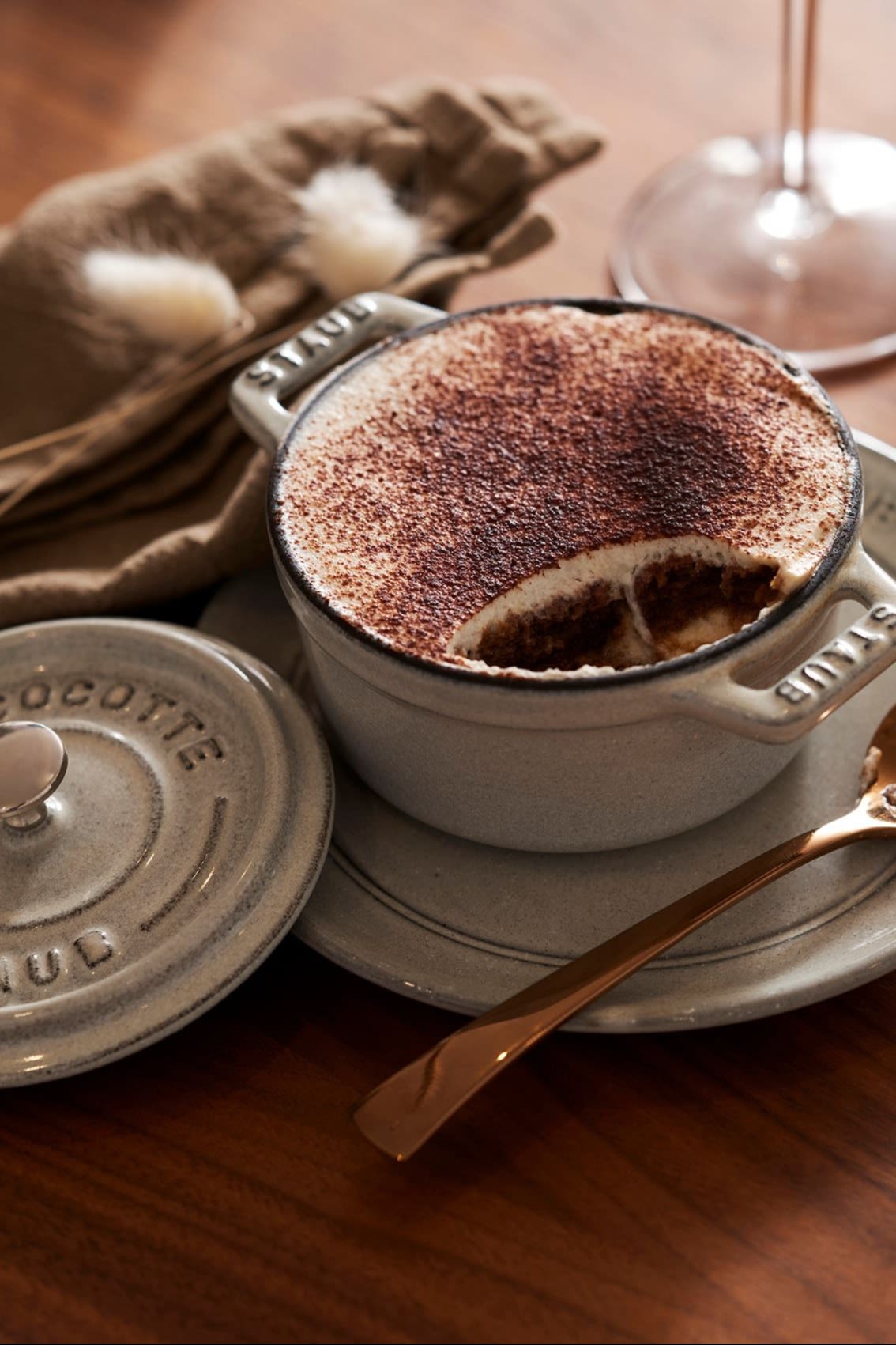 La Saint-Valentin à la maison : un tiramisu est également toujours un bon choix de dessert pour la Saint-Valentin, servi ici dans une casserole White Truffle de Staub.